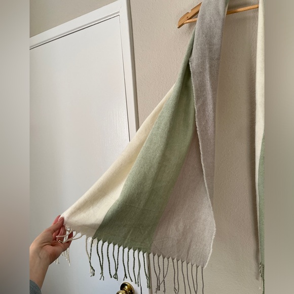 NWT Steve Madden Scarf Pashmina Fringe Multicolor Stripe Cream Sage Grey O/S - Picture 3 of 5